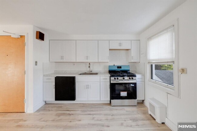 Building Photo - 25 Hastings Ave