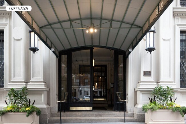 Building Photo - 305 W 72nd St