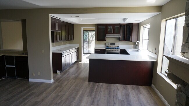 Building Photo - 16268 Glencove Dr