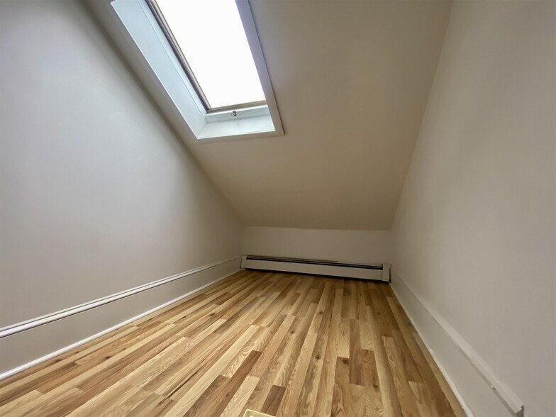 Building Photo - 66 Elm St