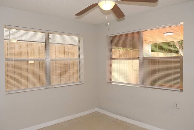 Building Photo - 3 bedroom 2 bath, corner lot