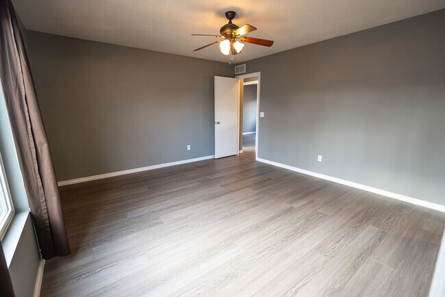 Building Photo - 350 Plowman Ct