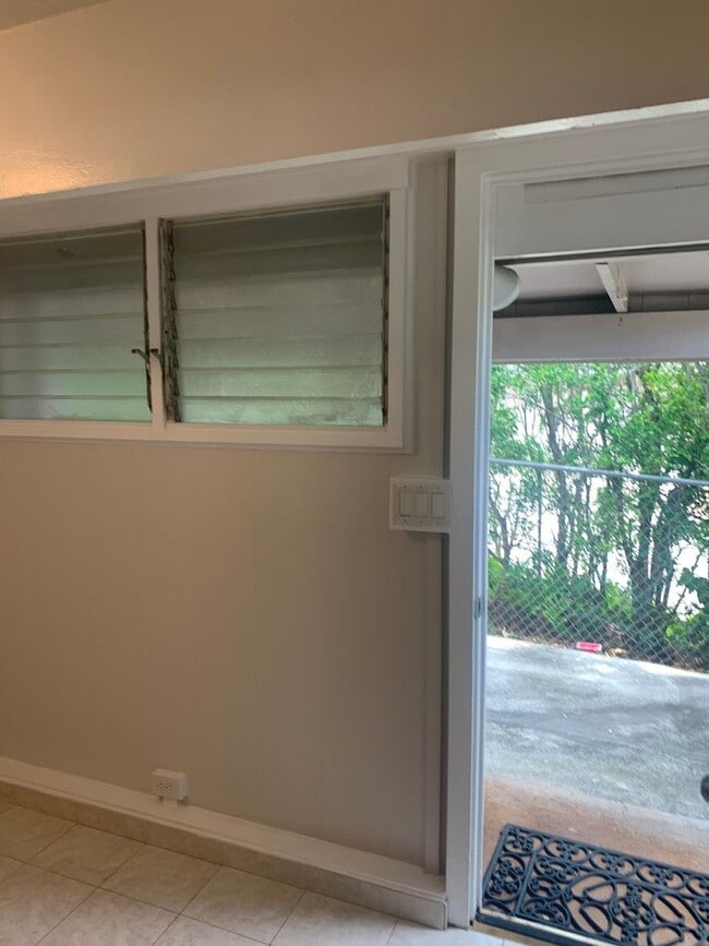 Building Photo - Steps From Kahala Beach Cute studio