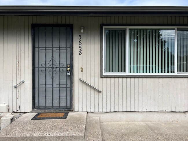 Building Photo - Solid 2 bedroom 1 bath duplex with garage!