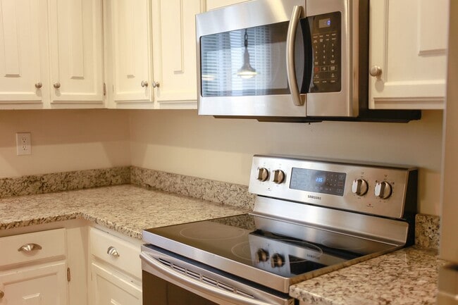 Building Photo - Spacious Townhome Move in Ready!!