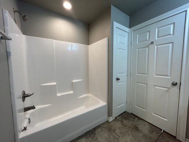 Building Photo - Beautiful Home Located Near High School, T...