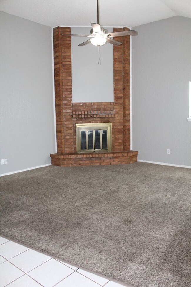 Building Photo - 3 bed 2 bath