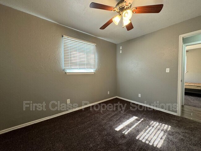 Building Photo - 704 N Gale Ave