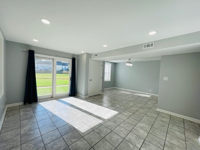 Building Photo - CHARMING CONDO IN STAFFORD!