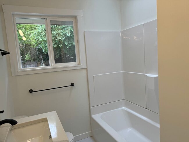 Building Photo - Beautiful 3 bedroom 1.5 bath house with a ...