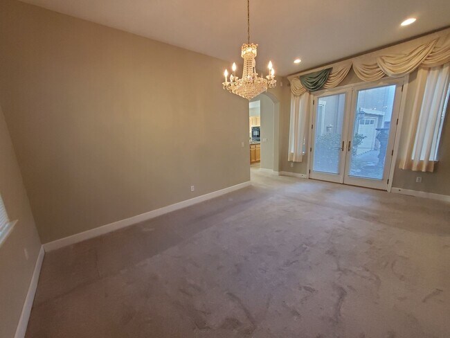 Building Photo - STUNNING SPACIOUS 5 BEDROOM HOME IN CONCOR...