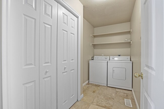Building Photo - 2 Bed 1 Bath GROUND FLOOR Condo in Rexburg...