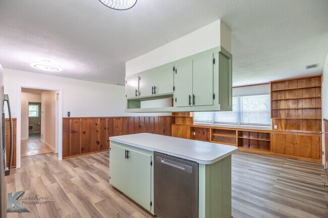 Building Photo - 4 BED, 2 BATH, 2 CAR GARAGE!
