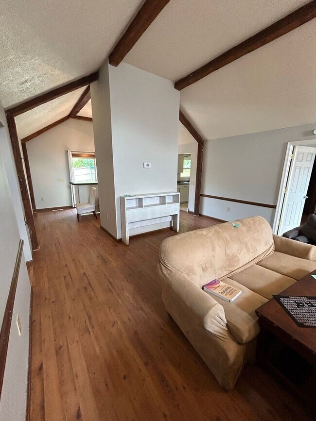 Building Photo - 706 Greenbriar Dr