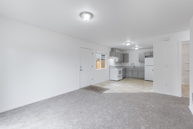 Building Photo - TWO BEDROOM ONE BATH APARTMENT IN LONGVIEW