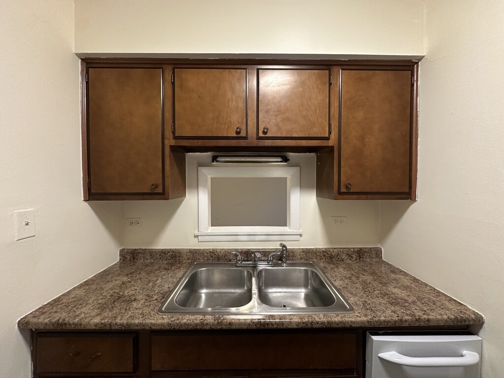 Building Photo - 665 W Wrightwood Ave