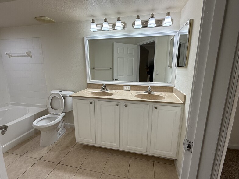 Master Bath - 1 - 10075 Gate Pky N