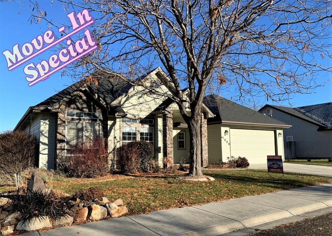 Primary Photo - Move In Special! Spectacular 3 bed 2 bath ...