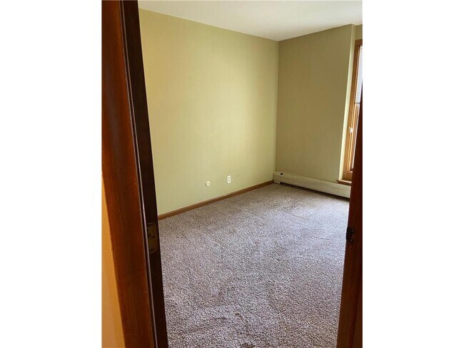 Building Photo - 633 Robert St