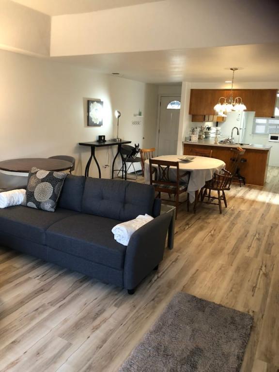 Building Photo - 525 Primrose Dr