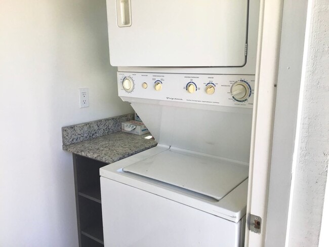 Building Photo - Modern, beautiful 3Bdrm, 2ba unfurnished i...