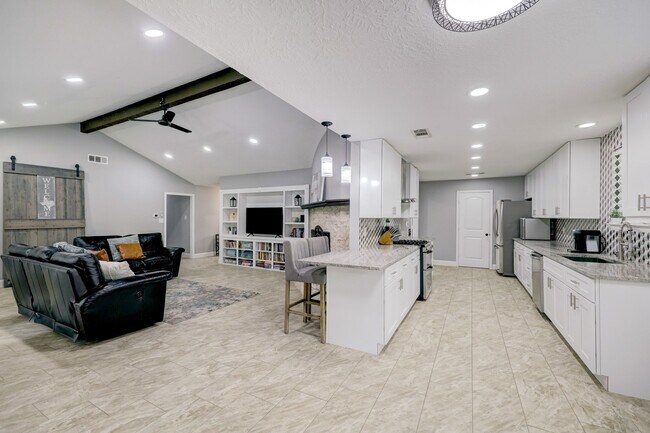 Building Photo - 10903 Hillcroft St