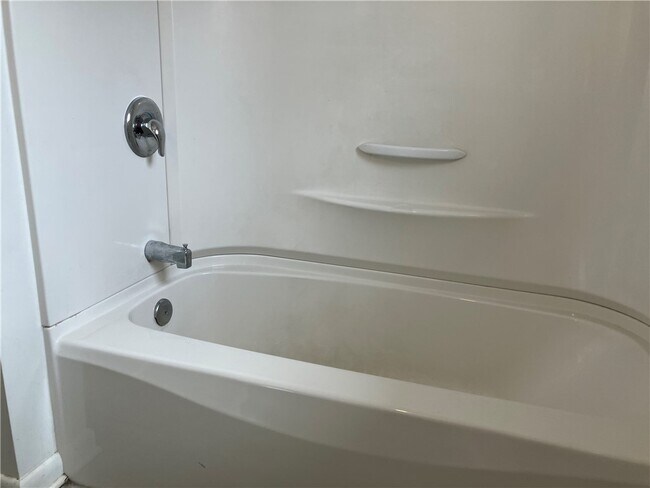 Building Photo - 326 E Linden Ave