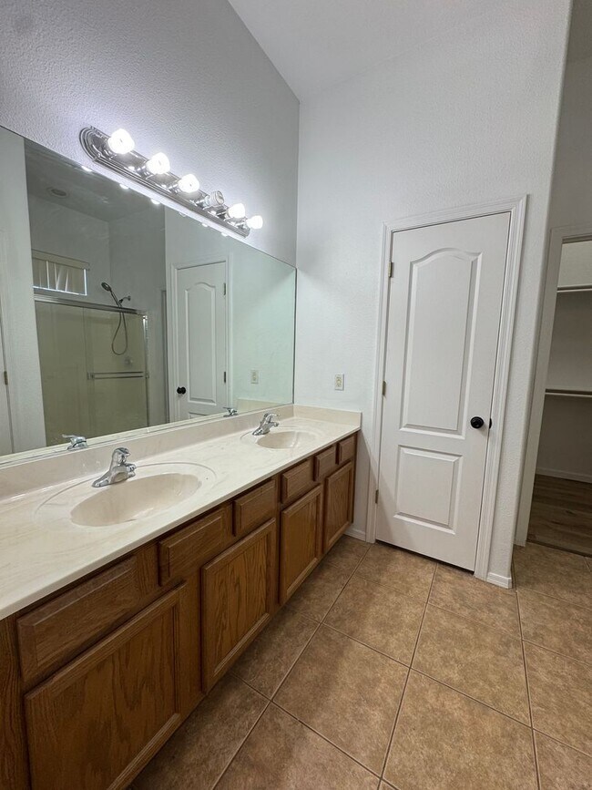 Building Photo - 3 Bed/2 Bath House with Boat Deep 3 Car Garage