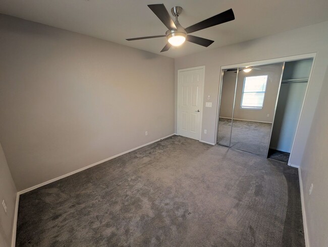 Building Photo - 3 Bedroom Home in the Waterford Square Com...