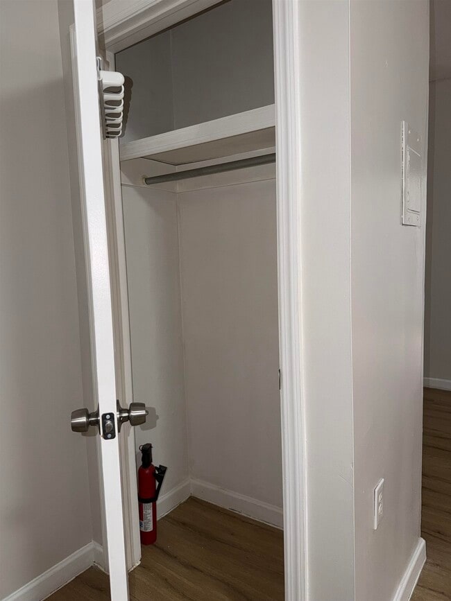 Building Photo - 998 Broadway