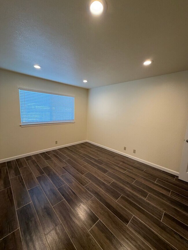 Building Photo - 528 Bella Vista Dr