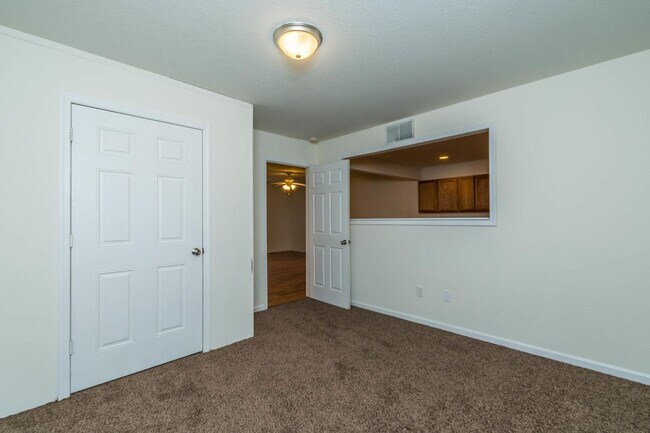 Building Photo - 206 E 20th St