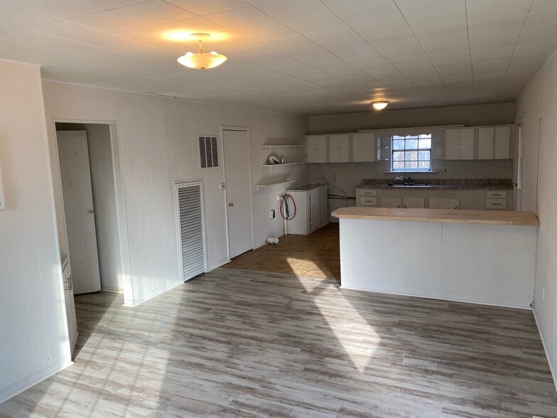 Large living Space - 1645 Cottage Ave