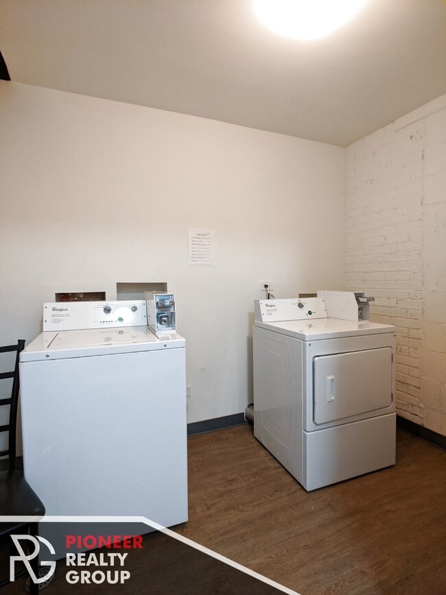 Building Photo - 6211 N Kenmore Ave