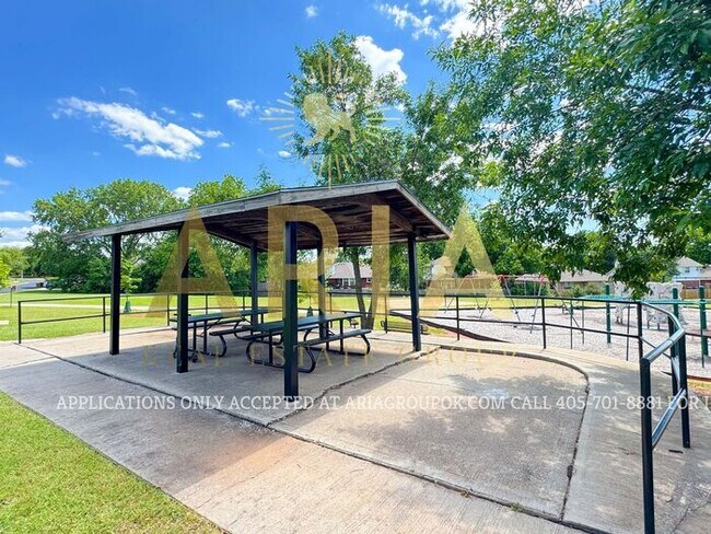 Building Photo - BEAUTIFUL 3 BED/2 BATH HOME IN ROYAL OAKS!...