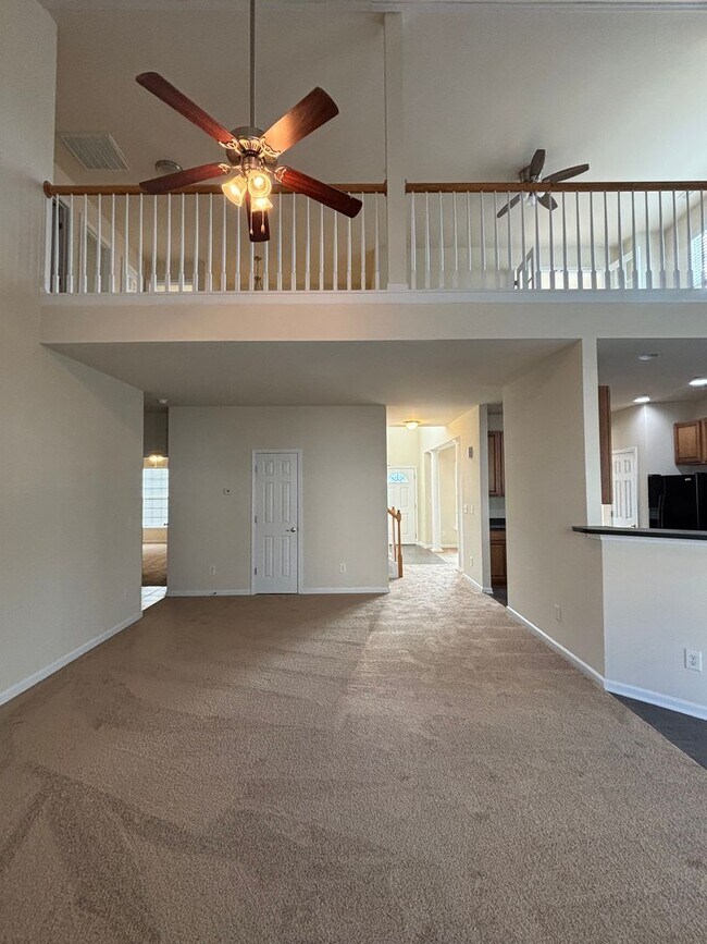 Building Photo - Spacious End Unit 3BR/2.5BA Townhouse