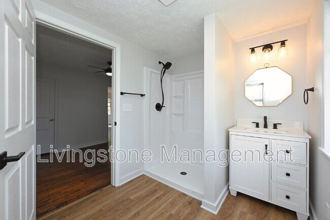 Building Photo - 501 Small St