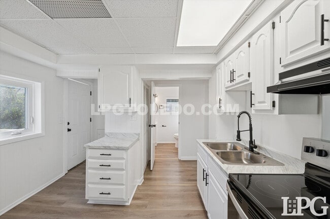 Building Photo - 4013 Caroline Ave