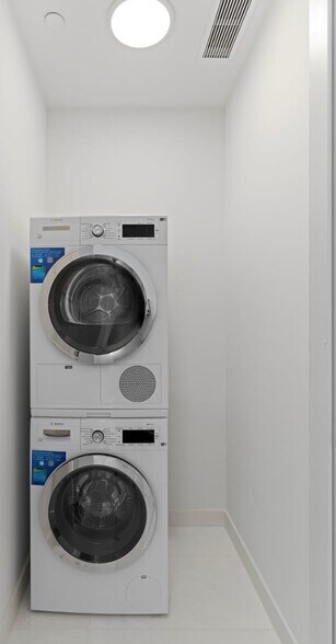 Building Photo - 300 Biscayne Boulevard Way