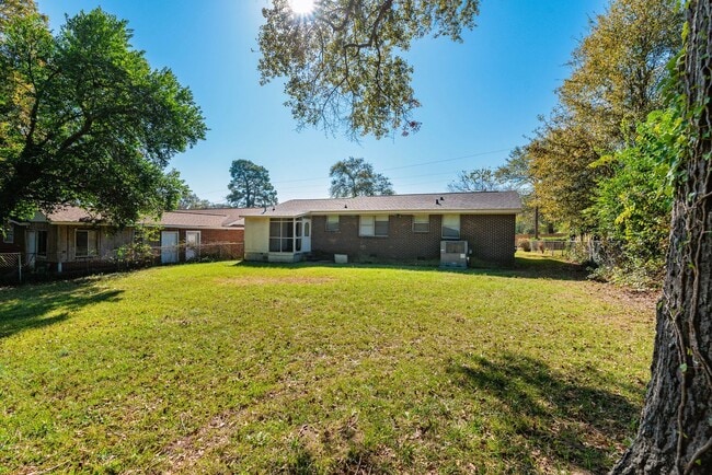Building Photo - $1,300 - 3 bed/2 bath house for rent in Fl...