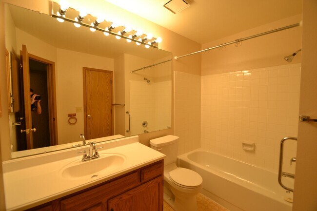 Building Photo - 2 Bed 1 Bath Townhome Centrally Located