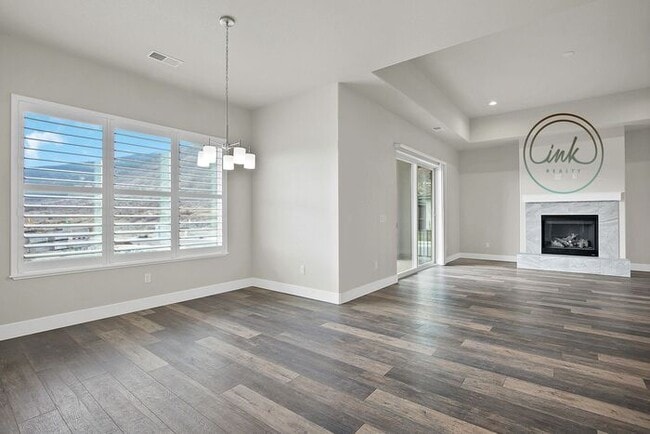 Building Photo - Beautiful Genoa Home