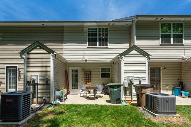 Building Photo - Lovely 2 bedroom 2 1/2 bathroom Townhome in Northeast Greensboro!