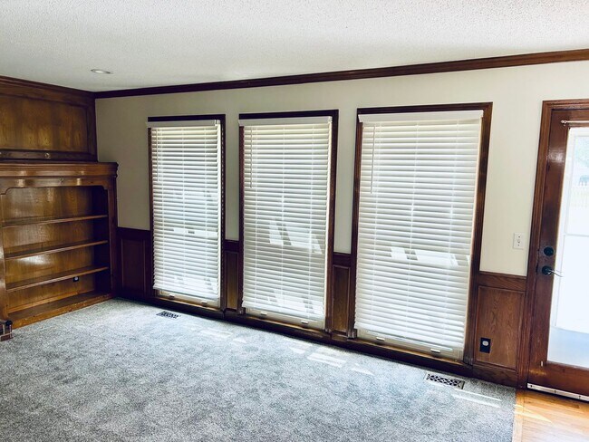 Building Photo - {15031} Charming Two Story Home + Huge, Fenced Yard + Cul de Sac