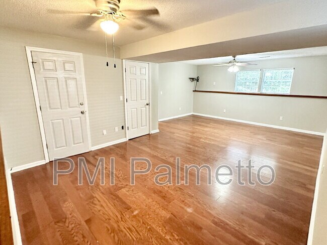 Building Photo - 844 Bentley Dr