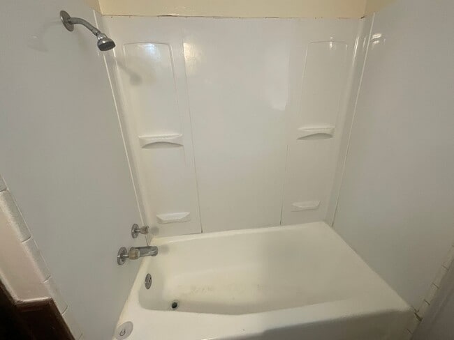 Building Photo - 3 bed. 1.5 bath 2 living areas