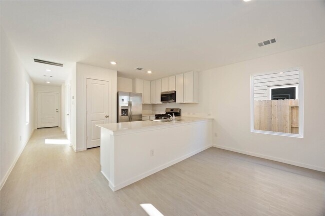 Building Photo - 905 Pertuso Ln