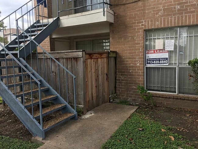 Building Photo - 3900 Woodchase Dr