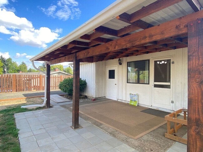 Building Photo - Charming Single Level 3 Bedroom in Adair V...