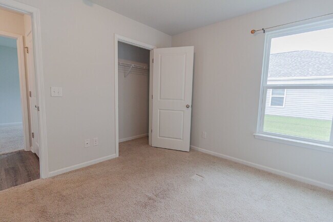 Building Photo - Cozy 3 Bedroom Home with Covered Patio
